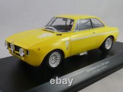 1971 Alfa Romeo GTA 1300 Junior Yellow 1/18 155120024 Minichamps