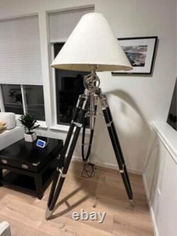 Lampe de sol vintage Royal Marine avec trépied noir et grand abat-jour en chrome