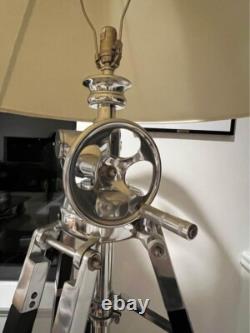 Lampe de sol vintage Royal Marine avec trépied noir et grand abat-jour en chrome
