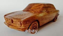 Maquette de collection Alfa Romeo Giulia GTA 115 en bois échelle réduite, réplique de jouet ancien.